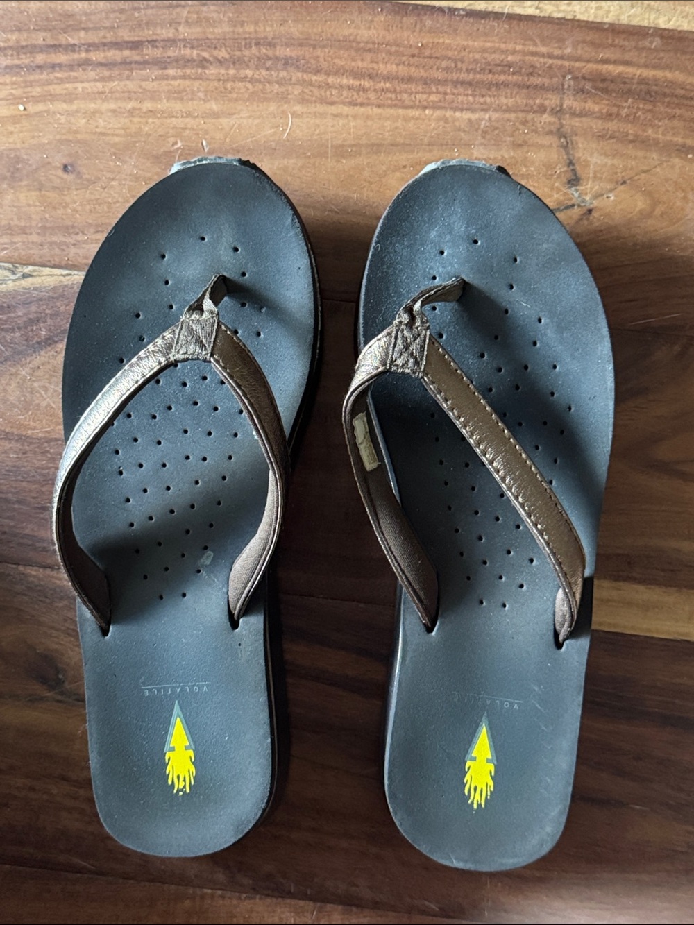 Vionic Brown and Black Women's Thong Sandals